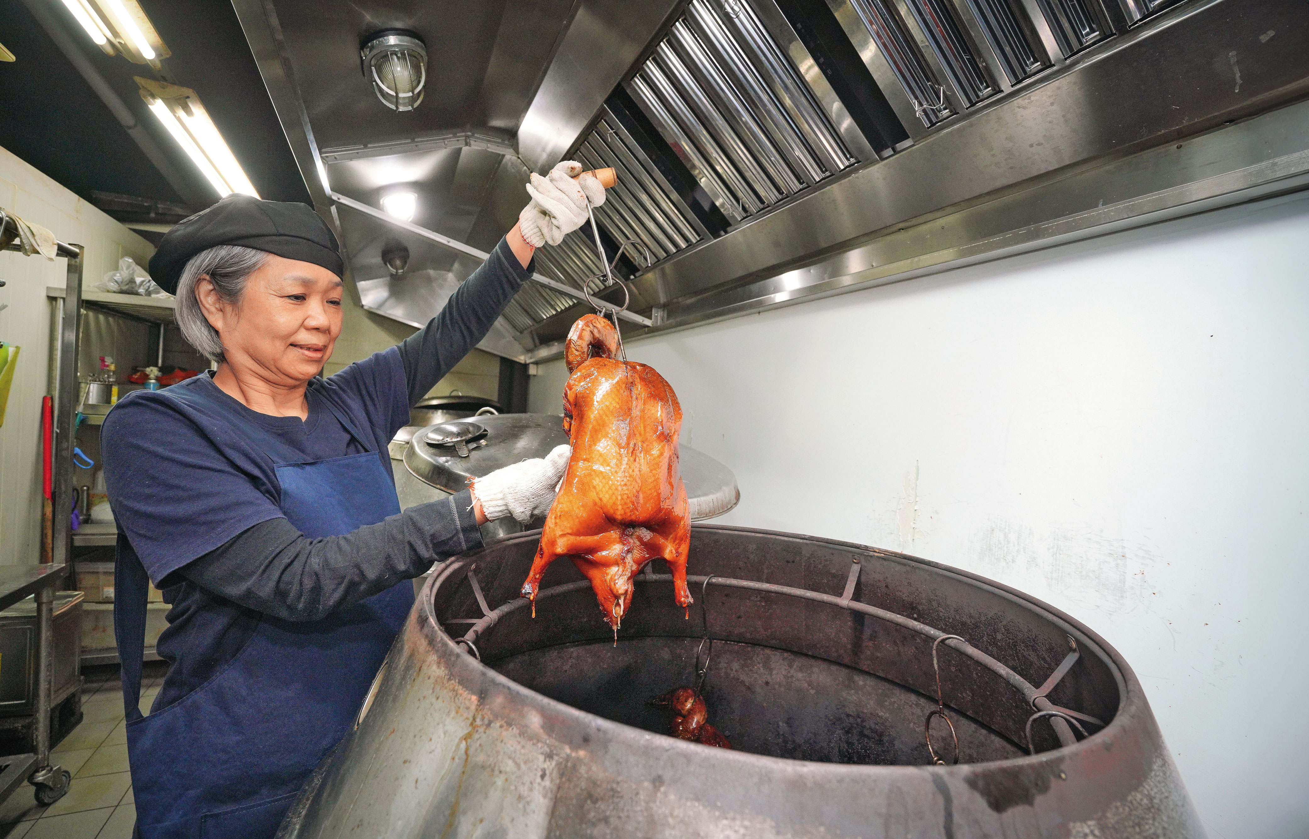 姚美貞被親家趕出東門鴨莊後,再另創1+1燒臘,廚師休假時,她會親自上陣烤鴨。