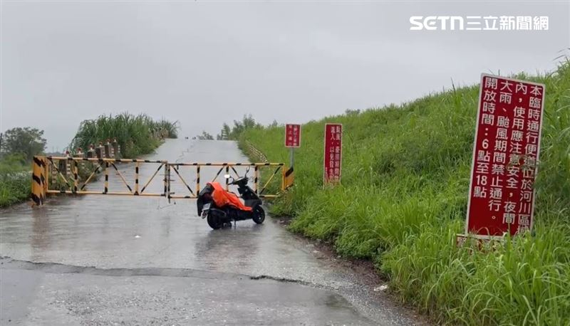 花蓮連接玉里與長良的玉長便道上午被溪水沖毀,1名上班族疑似被沖走,消防局透過男子最後手機定位,全力搜救中。(玉里鎮公所提供)