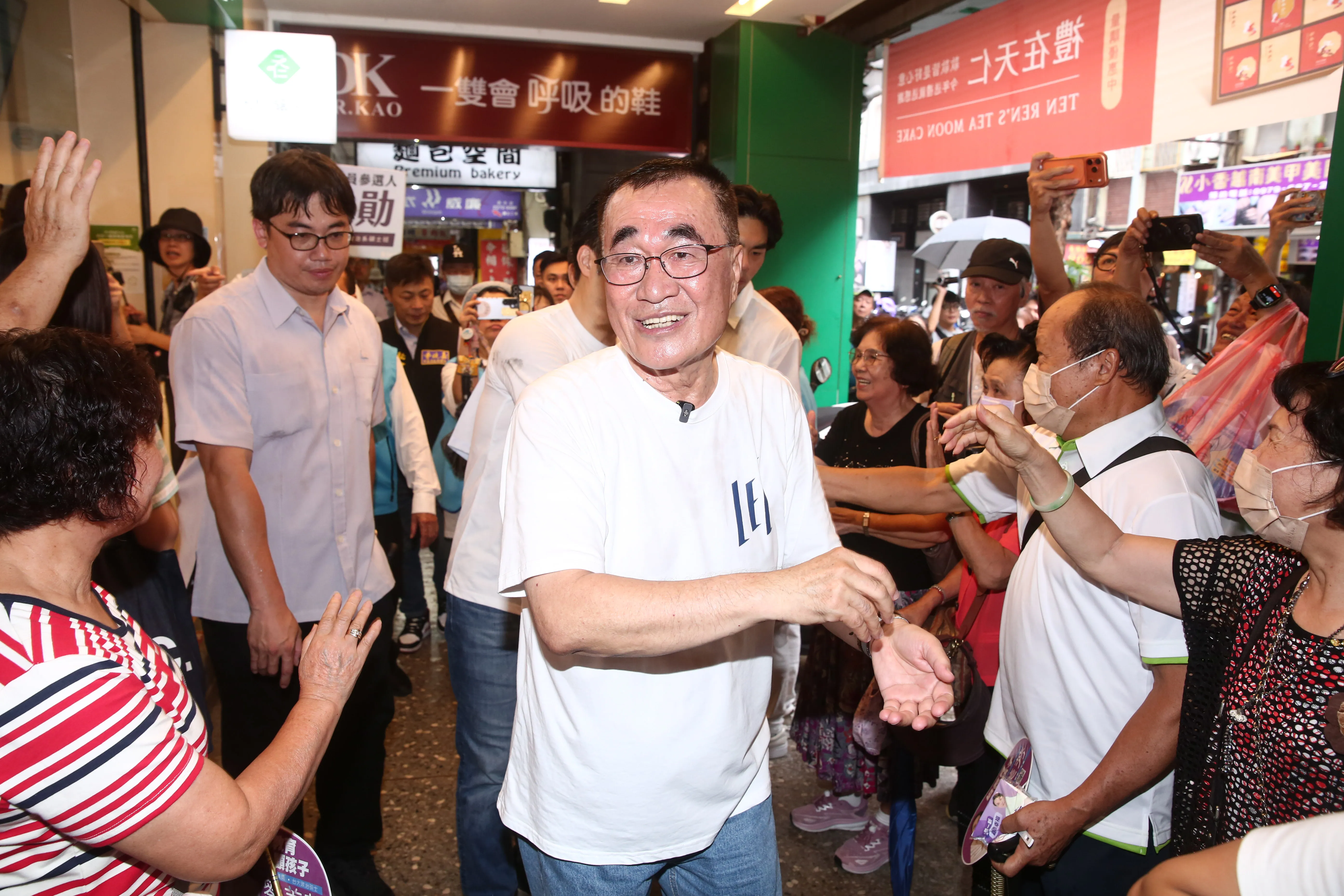 老鼠闖大巨蛋干擾中職比賽！被問雙北鼠患怎解決　李四川已讀亂回遭批「廢到笑」