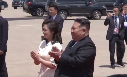 北韓領導人金正恩與夫人李雪主親自前往機場接機。(翻攝自中國央視畫面)