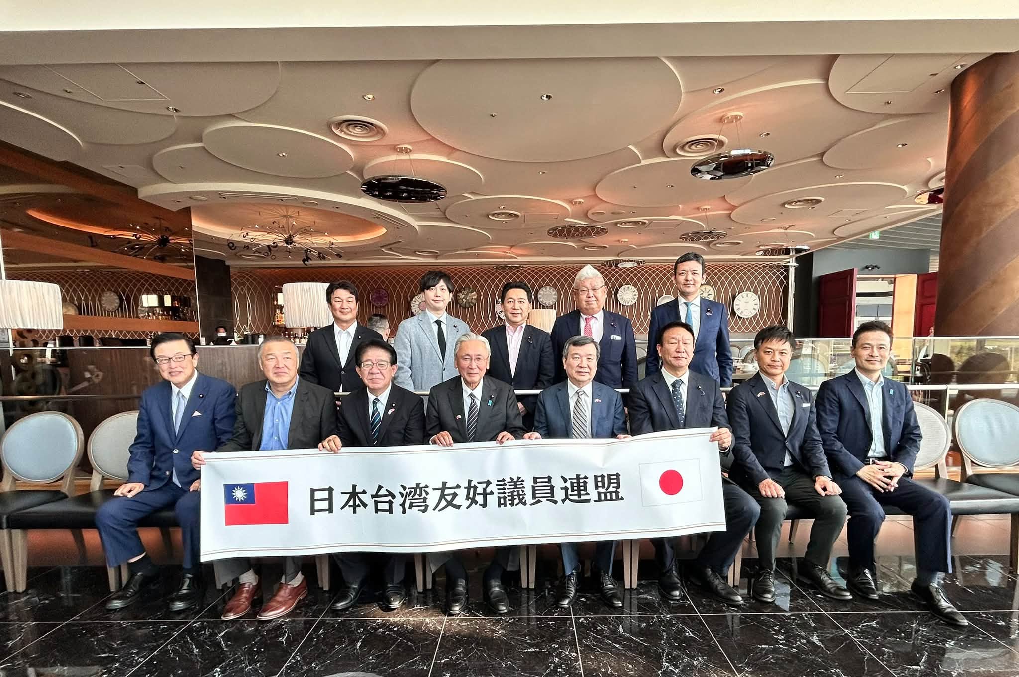 日本台灣友好議員連盟出發前,與李逸洋大使合照。(翻攝自古屋圭司臉書)