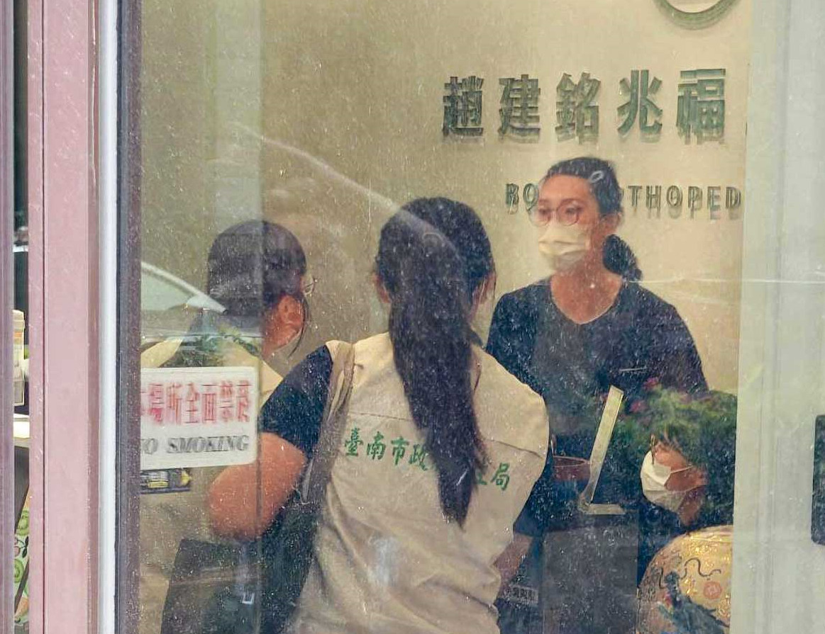 台南市衛生局人員14日赴趙建銘診所(圖),了解他私帶藥物回家注射是否違法。