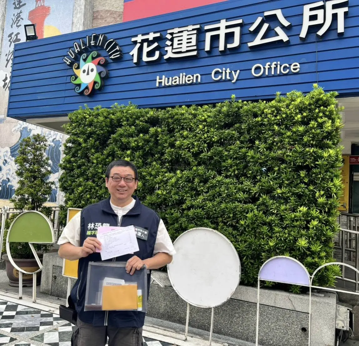 花蓮有「恐龍」參選！本名「劍龍」被霸凌　變身吃肉龍拚當民意代表