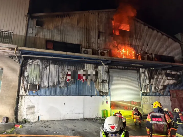 新莊鐵皮工廠深夜大火！　30歲泰籍移工逃生不及全身碳化身亡