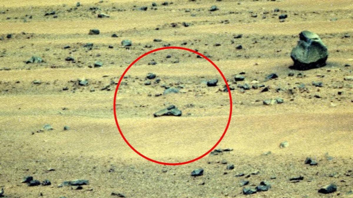 火星探測車「機遇號」於2014年拍攝的火星地表照片,近期遭UFO愛好者指稱畫面中出現「外星槍枝」,引發網路熱烈討論。