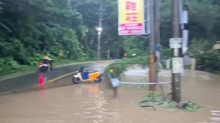 新竹山區午後暴雨,21歲女大生連人帶車遭大水沖倒,頭卡護欄重創,送醫不治。(新竹縣消防局提供)