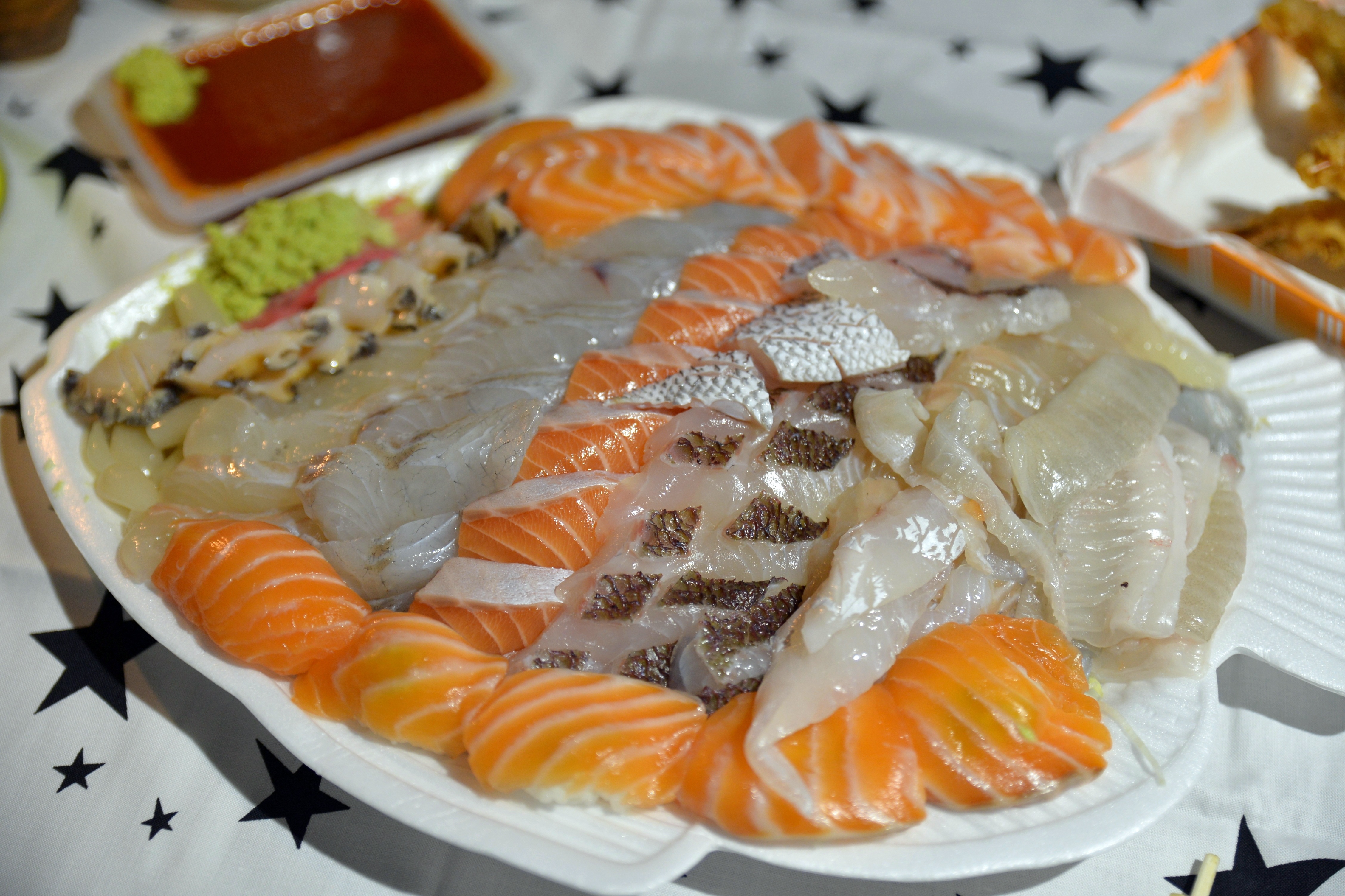 中部女曾至外縣市吃生魚片、生蠔等食物,8月下旬出現發燒、嘔吐與腹瀉,9月再度出現間歇性發燒、伴隨頭痛及全身痠痛,就醫收治住院並確診;示意圖。(Pixabay/Image by J.I. Kim)
