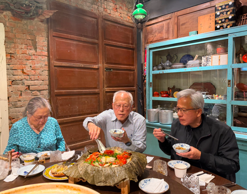 黃仁勳這回來台除了宴請合作夥伴外,也不忘抽出時間陪同爸媽吃飯。(翻攝NVIDIA X)