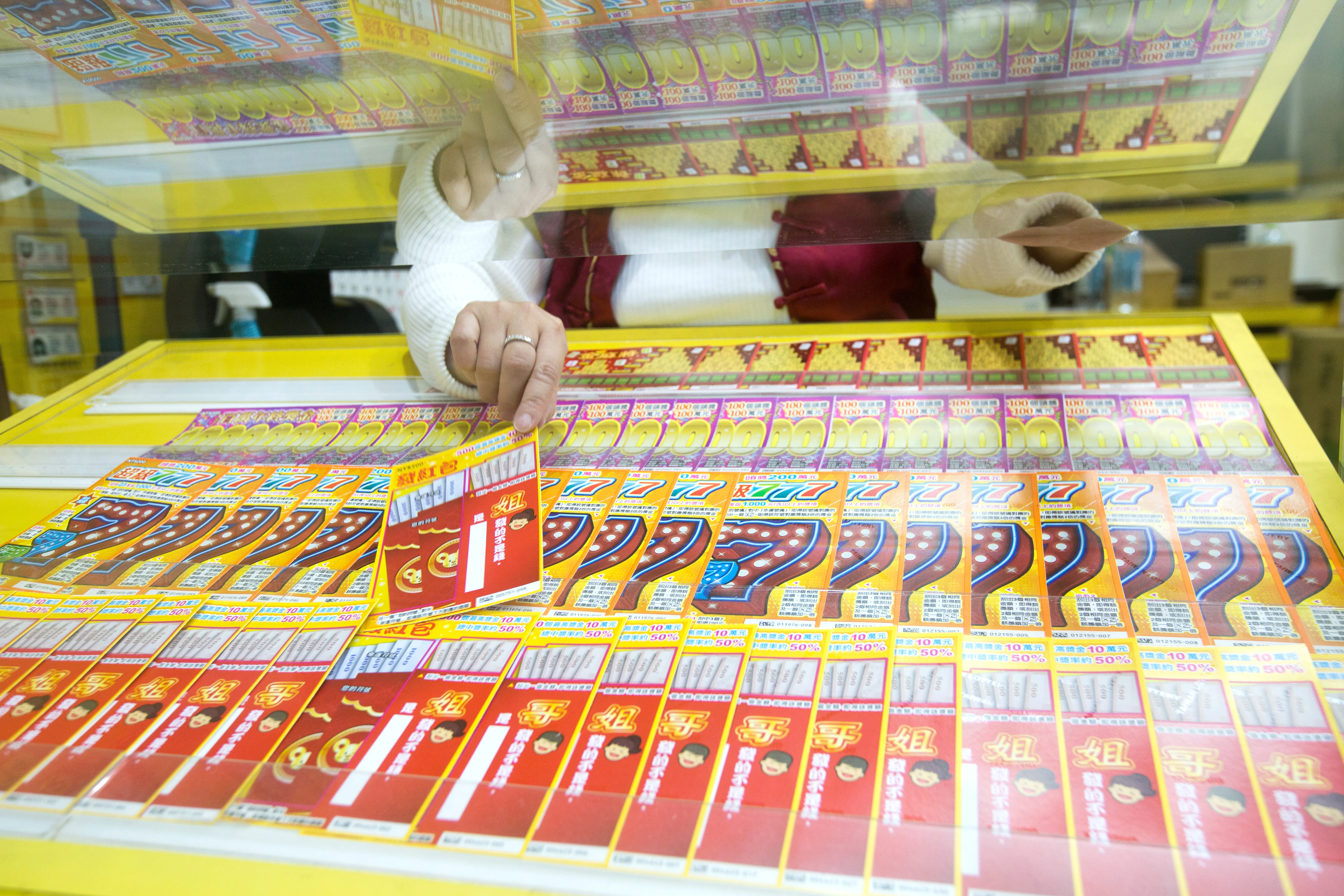彩券行店員「爽玩數百張彩券」當免費　老闆查帳氣炸提告