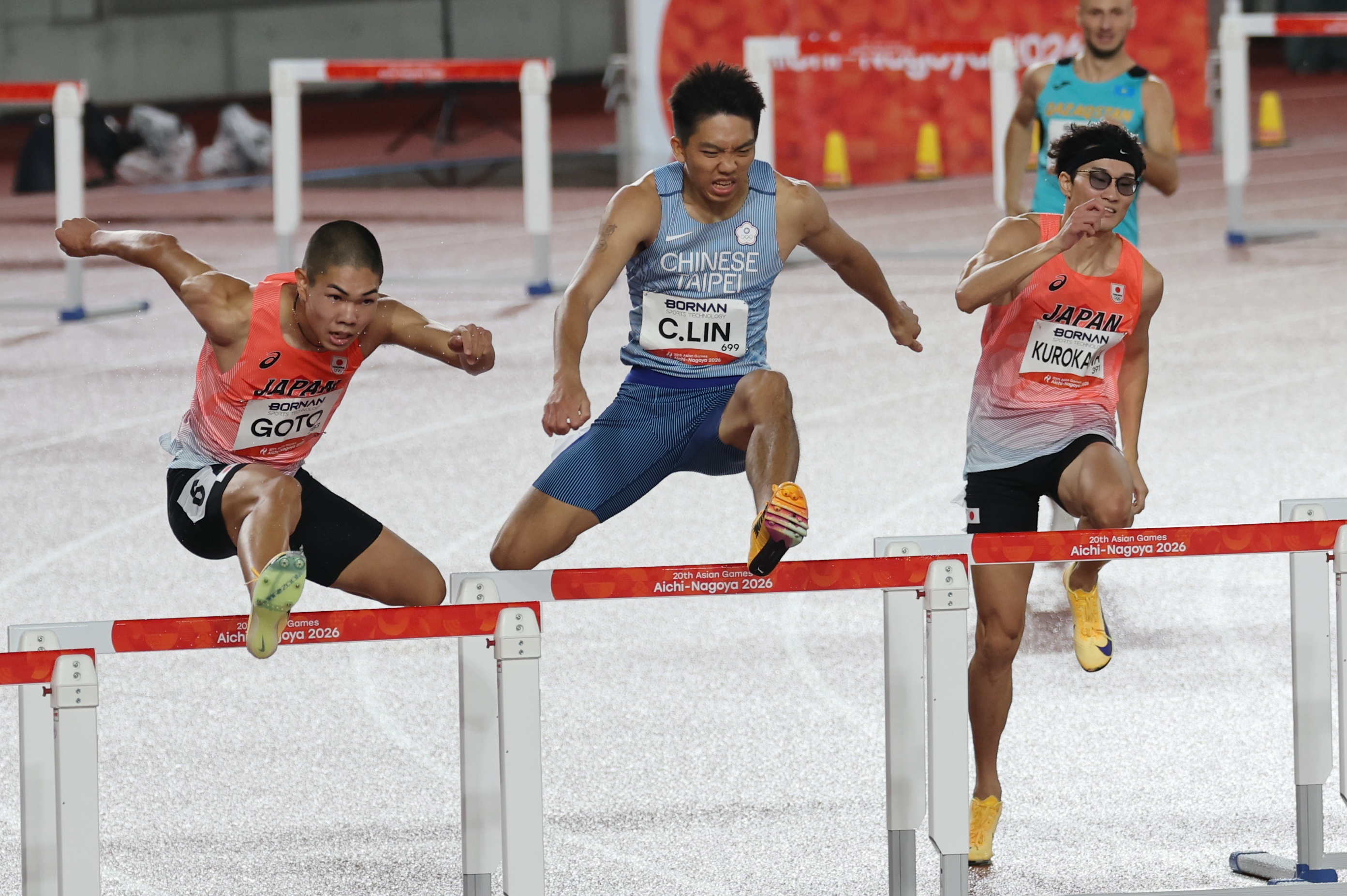 亞運今天舉辦男子400公尺跨欄決賽,台灣隊22歲選手林仲威(中)跑出48秒74的成績,為台灣摘下一面銅牌。(代表團提供)