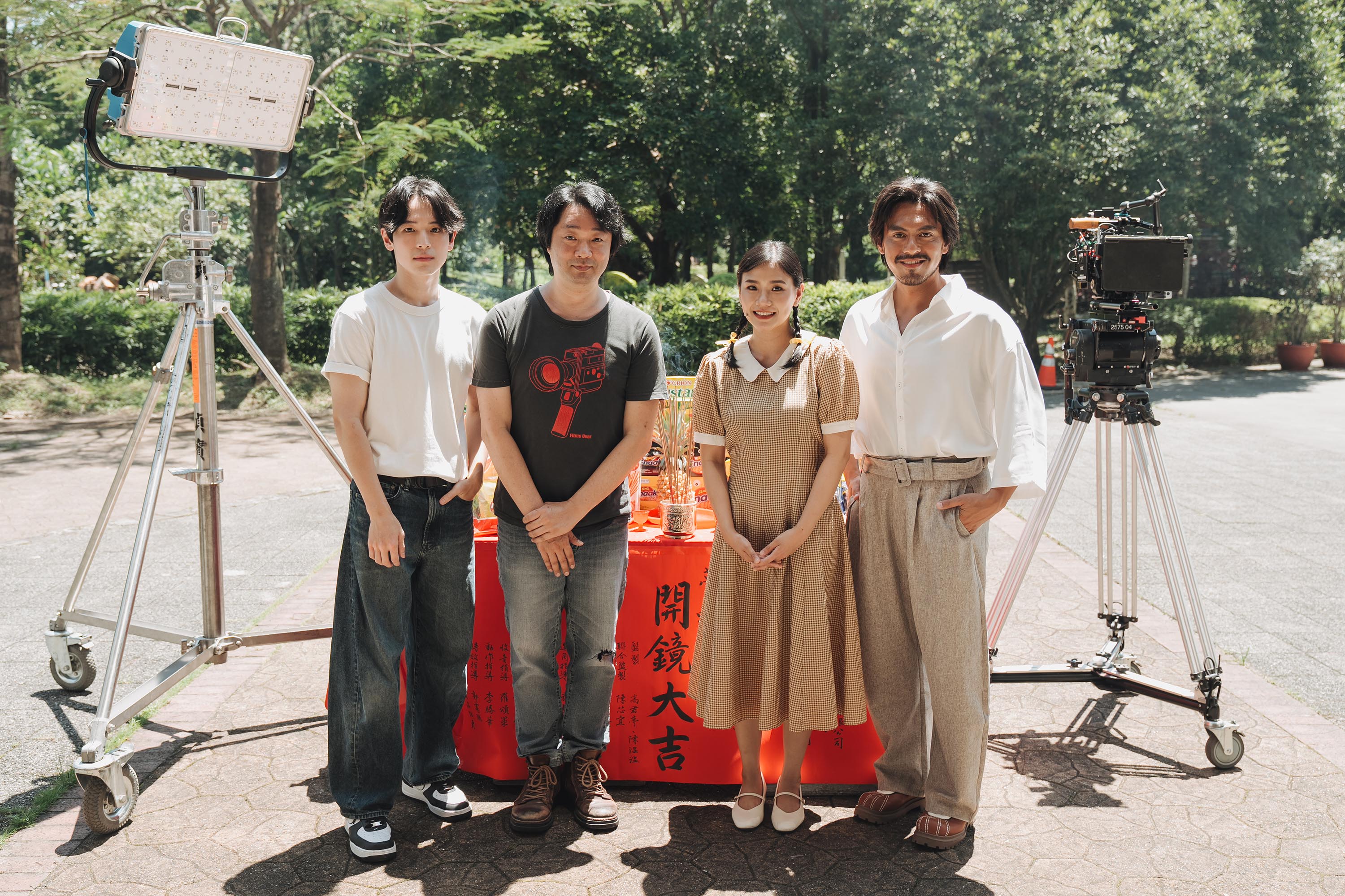 樓一安(左二)執導電影《夢蛇》21日開鏡,主要演員張豐豪(左一)林怡婷(右二)、賴澔哲(右一)出席。(希望影視提供)