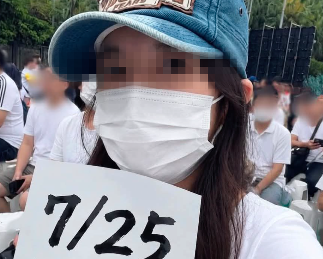 這兩天社群媒體上出現部分假帳號曬出同一張合成AI圖,畫面可見一名女子手拿「7/25護食安」的宣傳照。(翻攝自Threads)