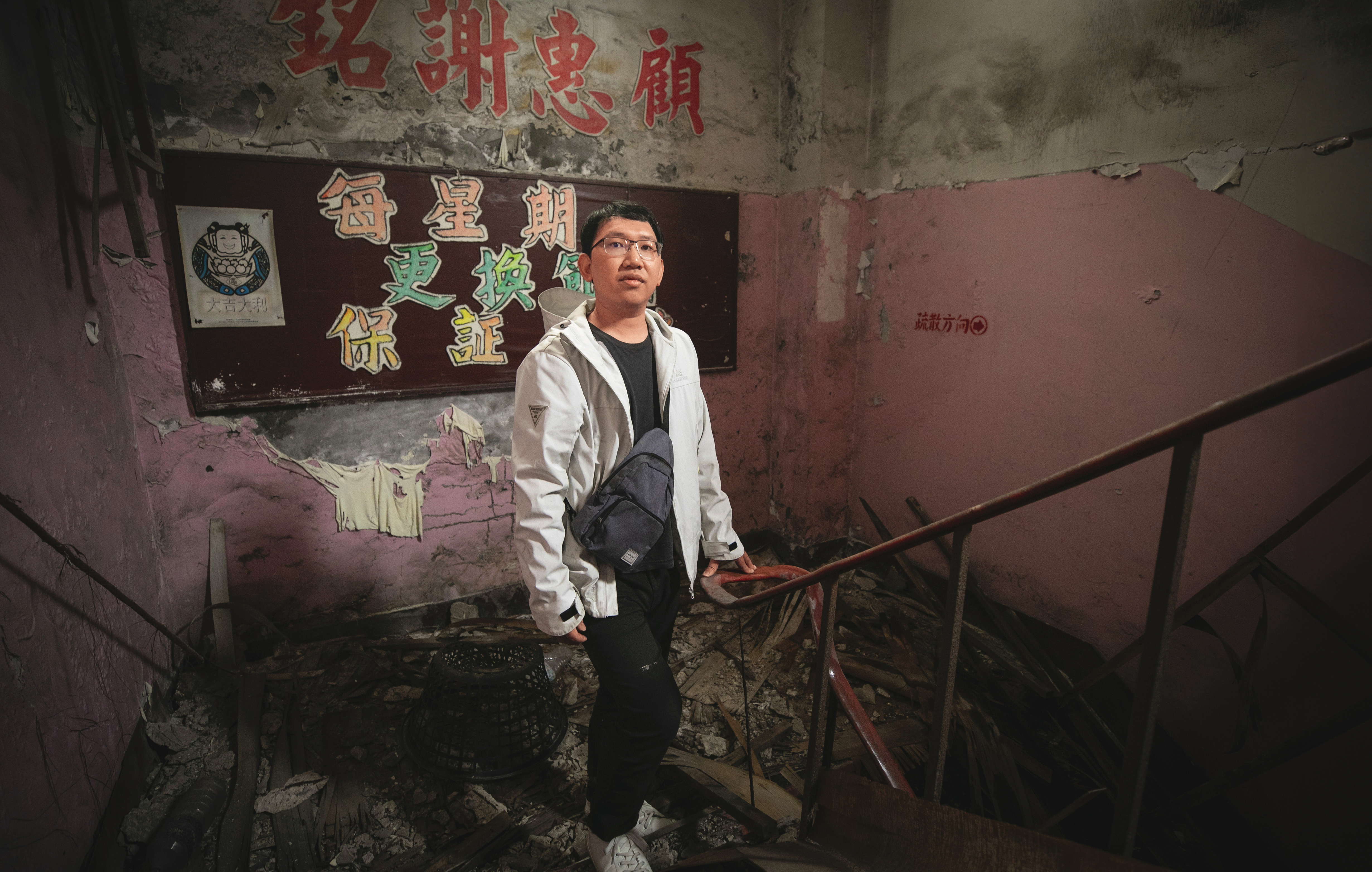李維庭在一處已廢棄的舞廳,用鏡頭為其留下記錄。