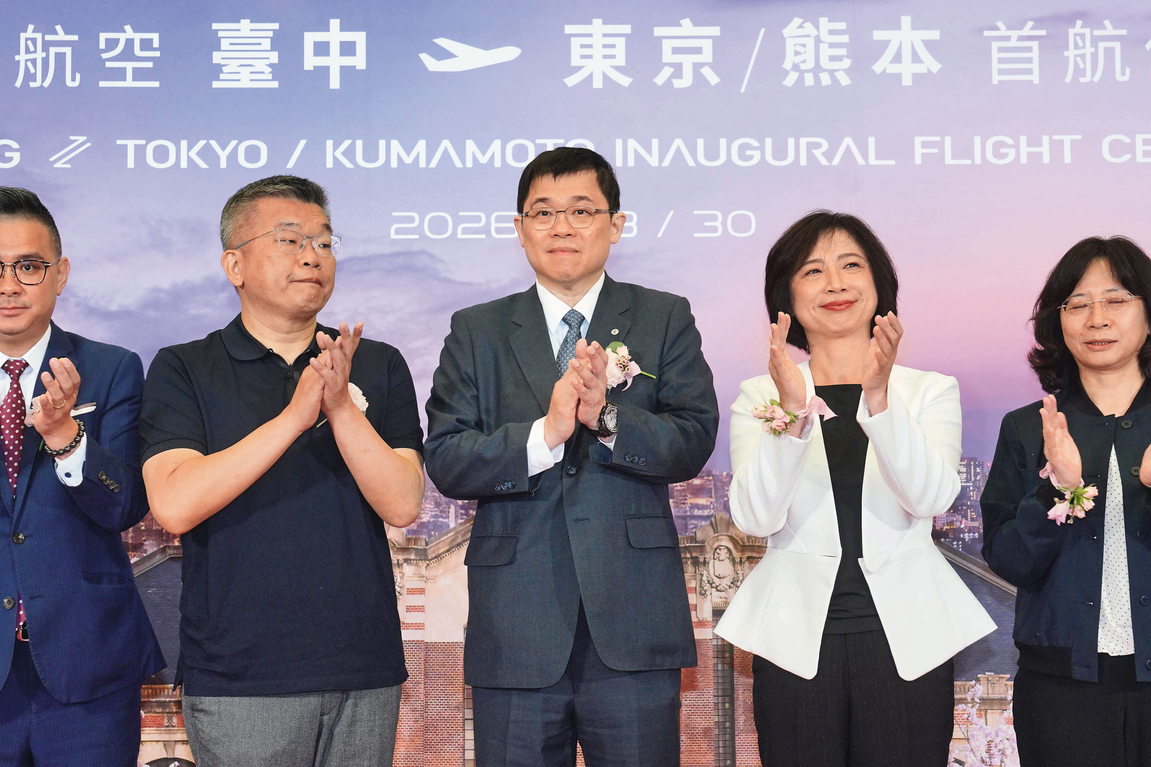 張國煒出席日本飛往東京之首航典禮,神情自信展現布局決心。