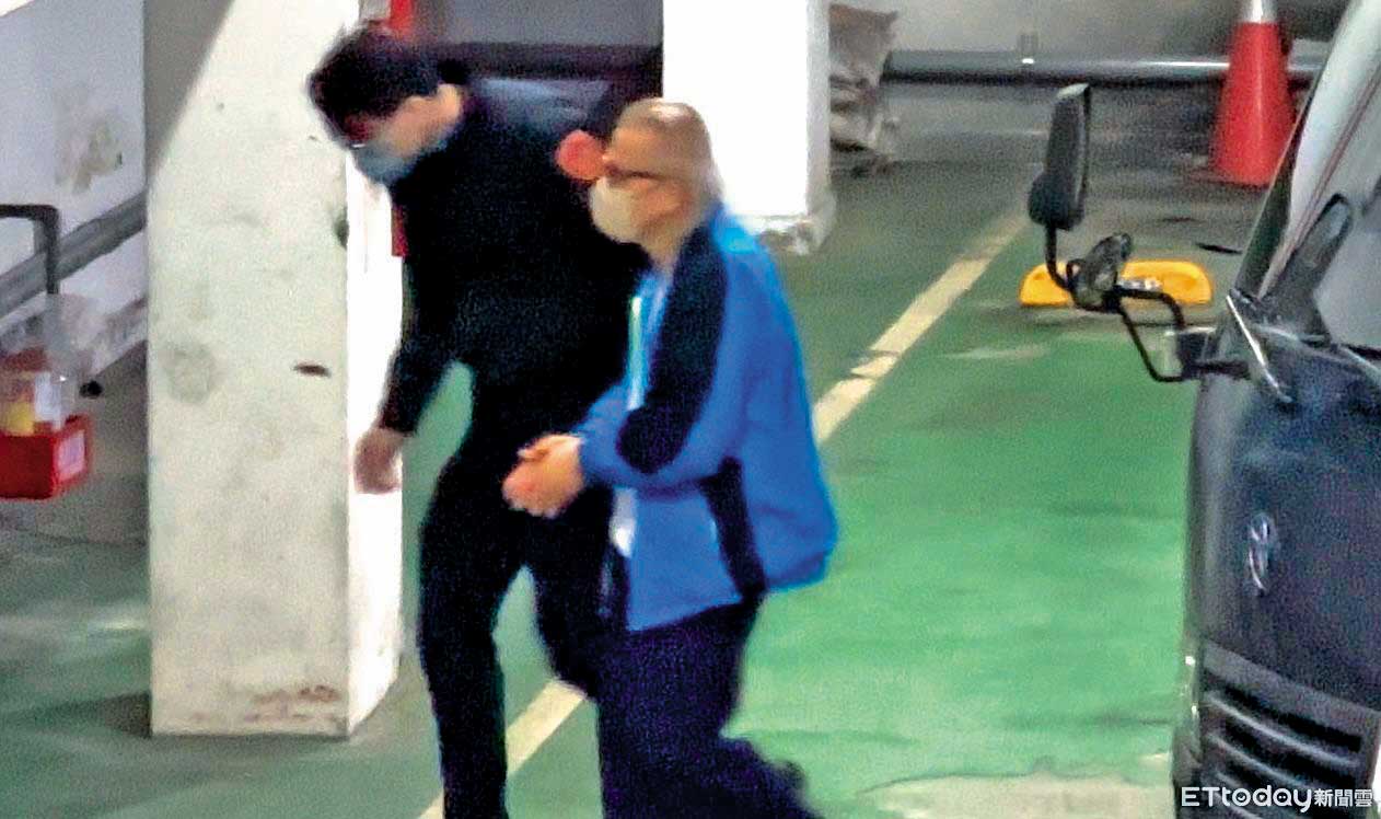佛學作家王薀(右)因捲入女信徒虐死案,遭檢方聲押獲准,關進看守所。(ETtoday授權)