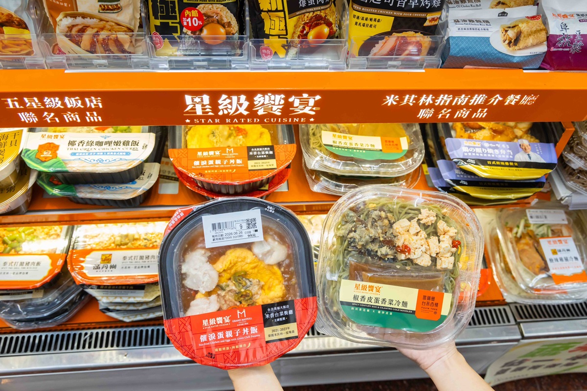 7-ELEVEN「星級饗宴」推出富錦樹椒香皮蛋香菜冷麵、米香催淚蛋親子丼飯新品。(統一超商提供)