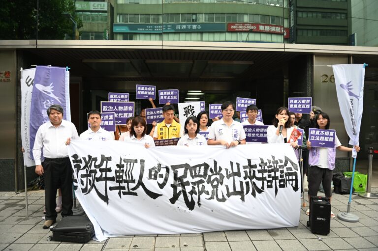 台灣前進各黨與經濟民主連合針對藍白陣營推動通過的《老人福利法》第 22 條修正案提出質疑,並呼籲黃國昌公開辯論。(經民連提供)