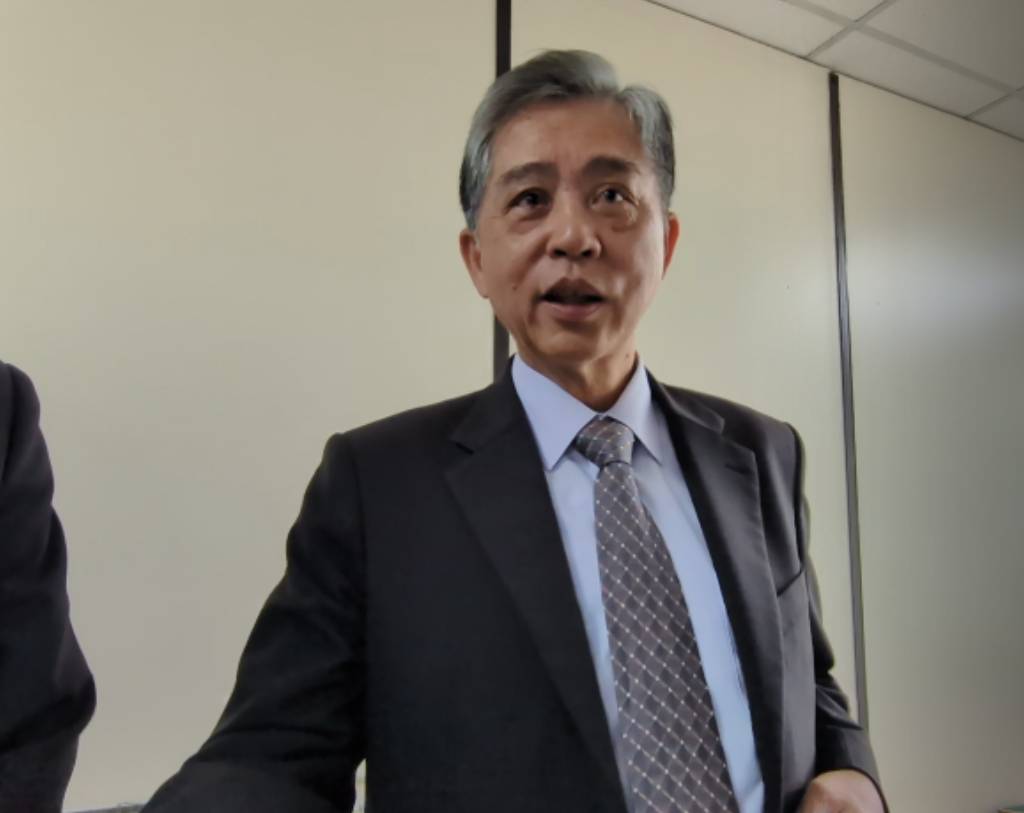 台中市警局長吳敬田感謝台中更保的捐贈。(鄧玉瑩攝影)