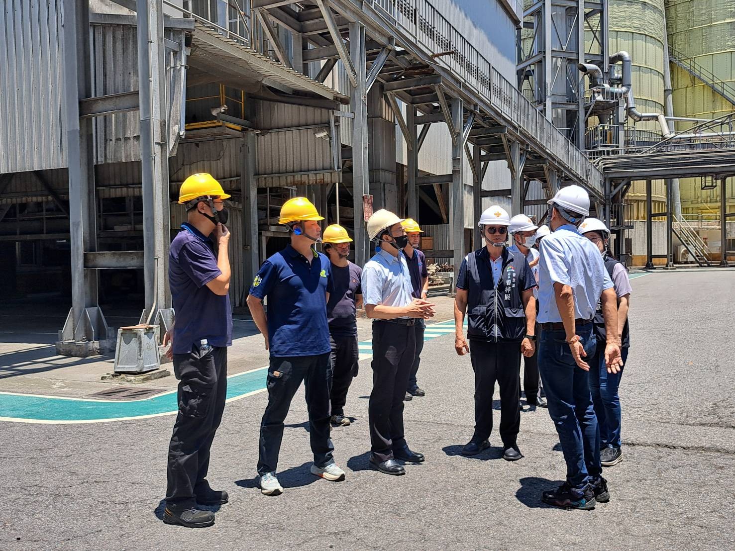 台中衛生局及食安處今會同專家學者再次前往中聯油脂查核。(台中衛生局提供)