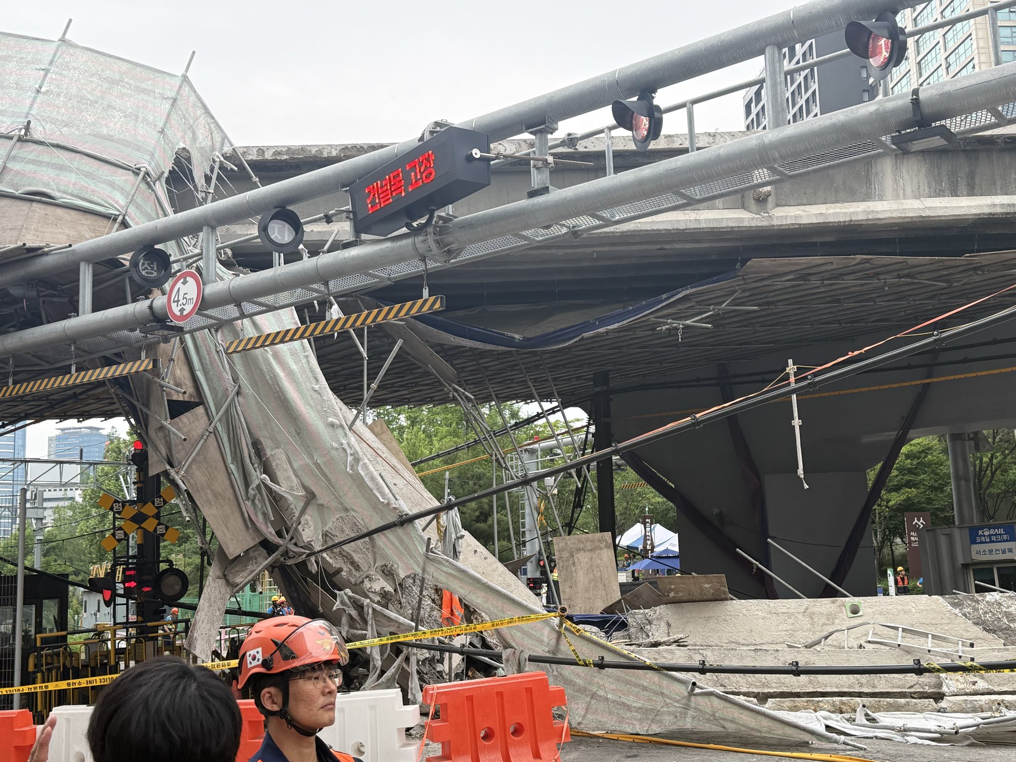 南韓首爾西小門高架道路昨下午拆除作業的安全檢查過程中突然發生部分崩塌,這場突如其來的災難瞬間奪走了3條人命,並造成3人受傷。(翻攝自@nasaram2017 X)