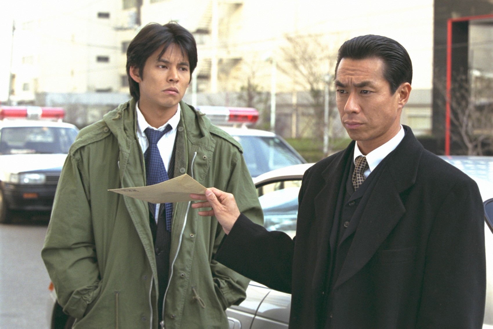 日劇《大搜查線》中柳葉敏郎(右)與織田裕二(左)搭擋演出。(車庫娛樂提供)