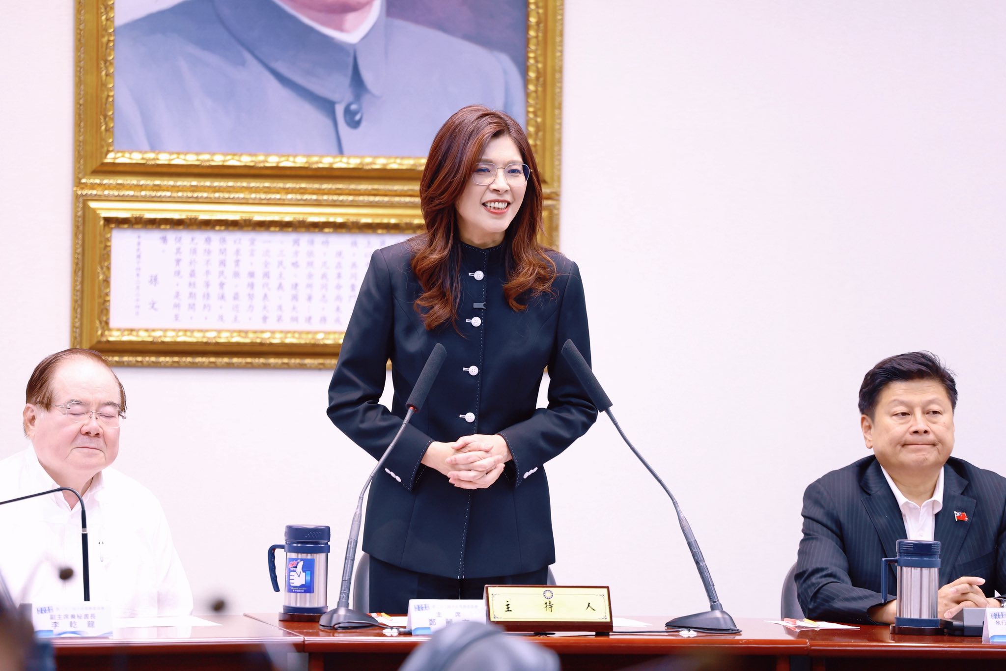 鄭麗文昨天穿上中山裝主持中常會。(取自鄭麗文臉書)