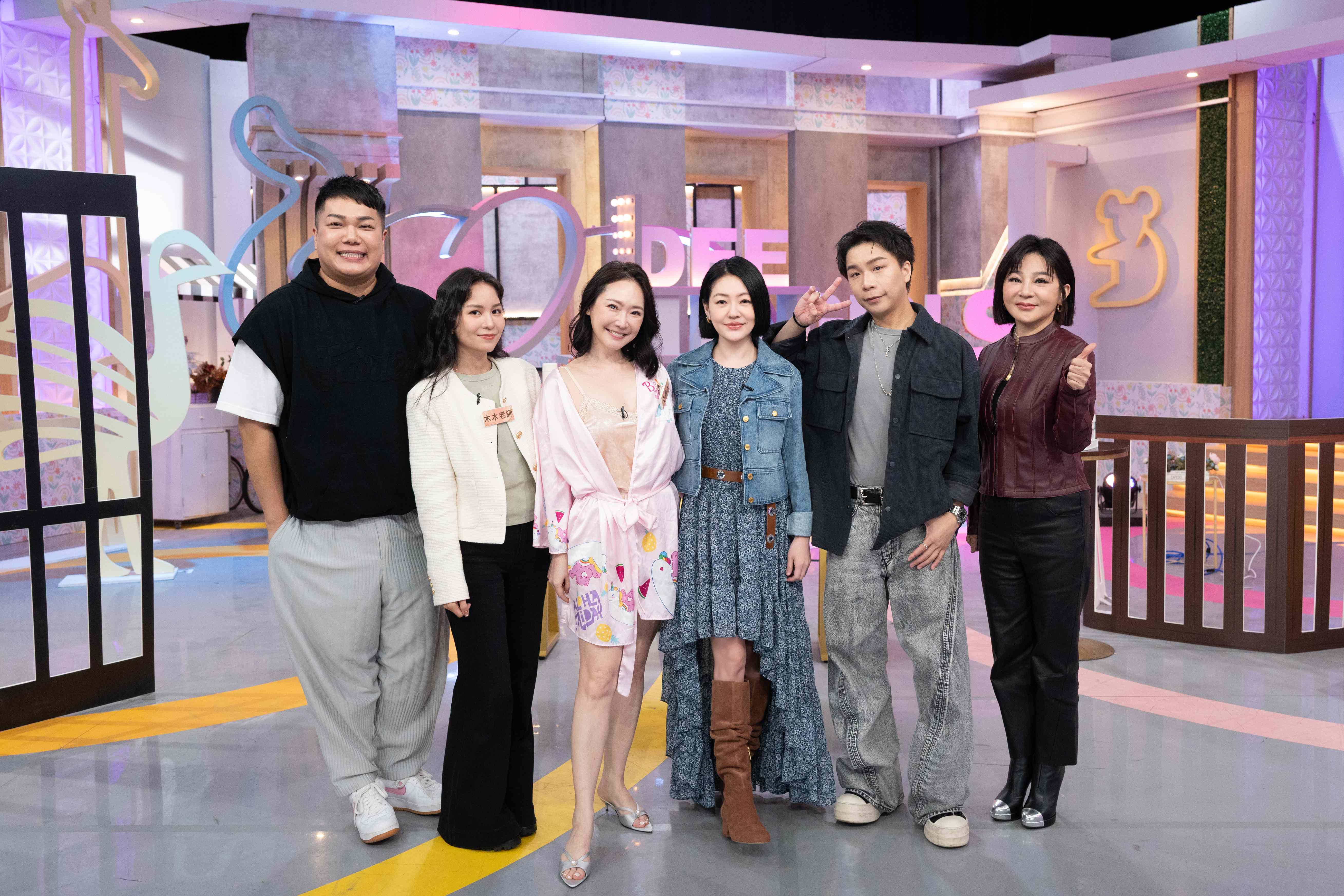 王俐人上《小姐不熙娣》穿戰袍「激凸」,小S開飆聲援。(東森綜合台提供)