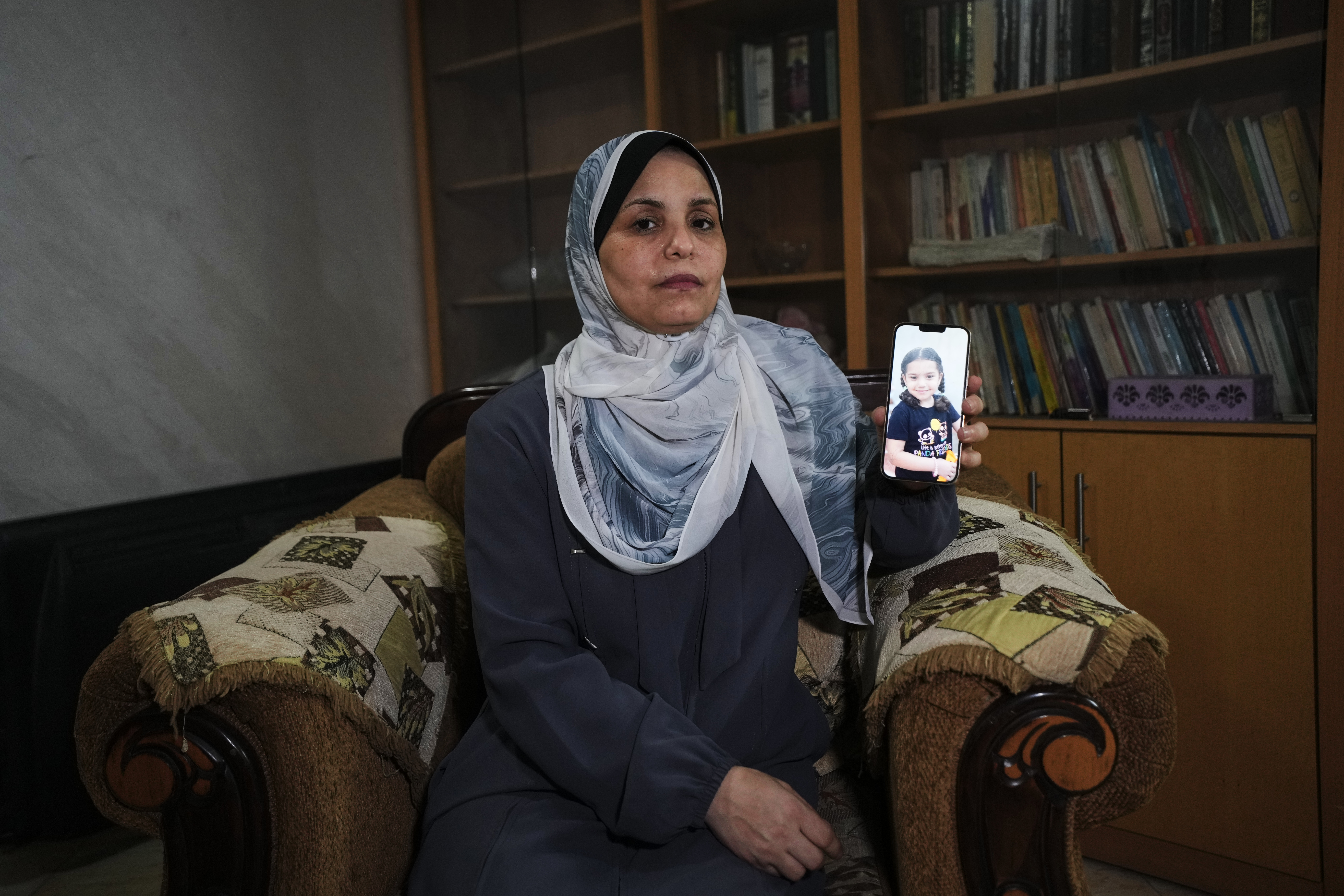 加薩女童欣德.拉賈布遭槍殺,她的祖母向鏡頭展示其生前照片。(AP)