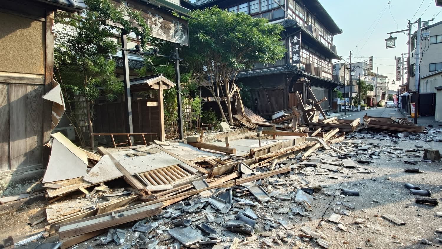 日本熊本強震造成死傷,醫療團隊挺進災區全力搶救傷患。(示意圖,翻攝自@keisuke19800430 X)