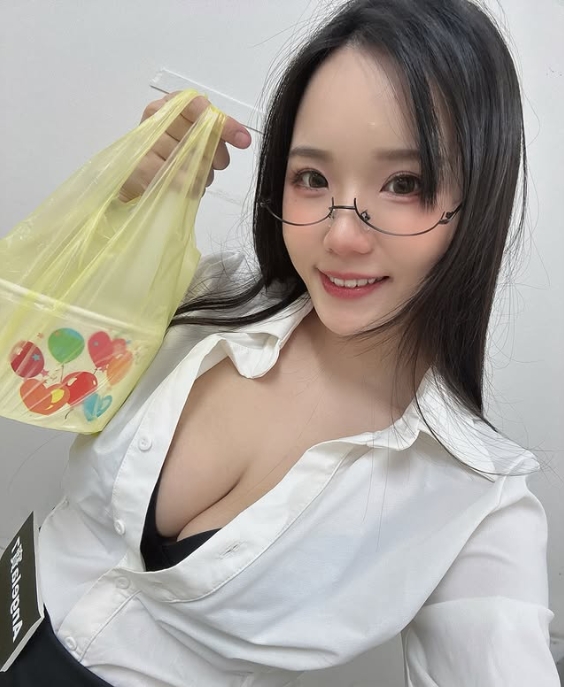 寶7在社群上相當有人氣,今年3月她受邀擔任粥品店的一日店長,響應小商人免費發放海產粥的活動。(翻攝@_bao.7 IG)