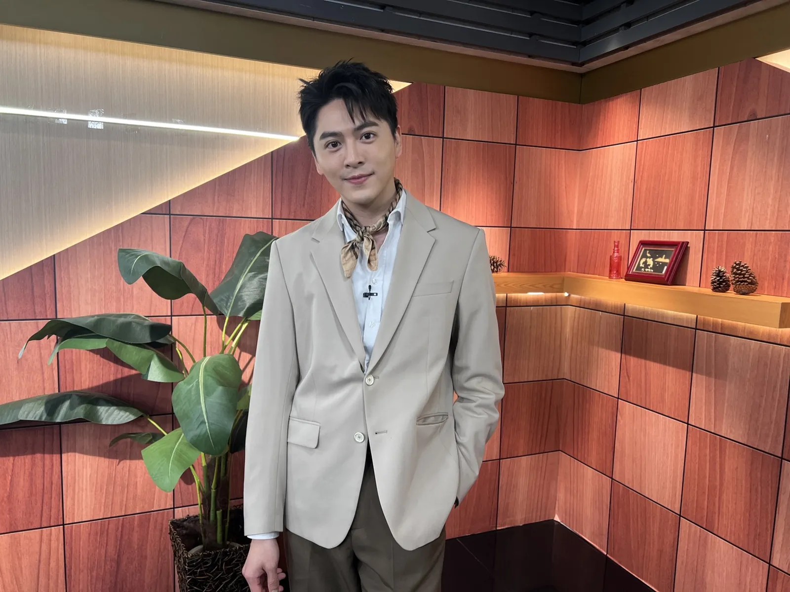 黃新皓身為艋舺金義殿宮主,父母皆為乩身,他自稱母親懷胎15個月才產下他,5歲起便接觸通靈。(年代新聞提供)