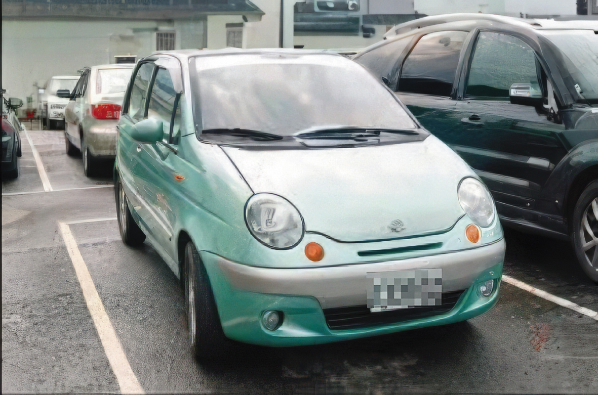 張姓男子等人駕駛轎車(圖)押著黃男到台中山區的果園,毆打後活埋。(翻攝畫面)