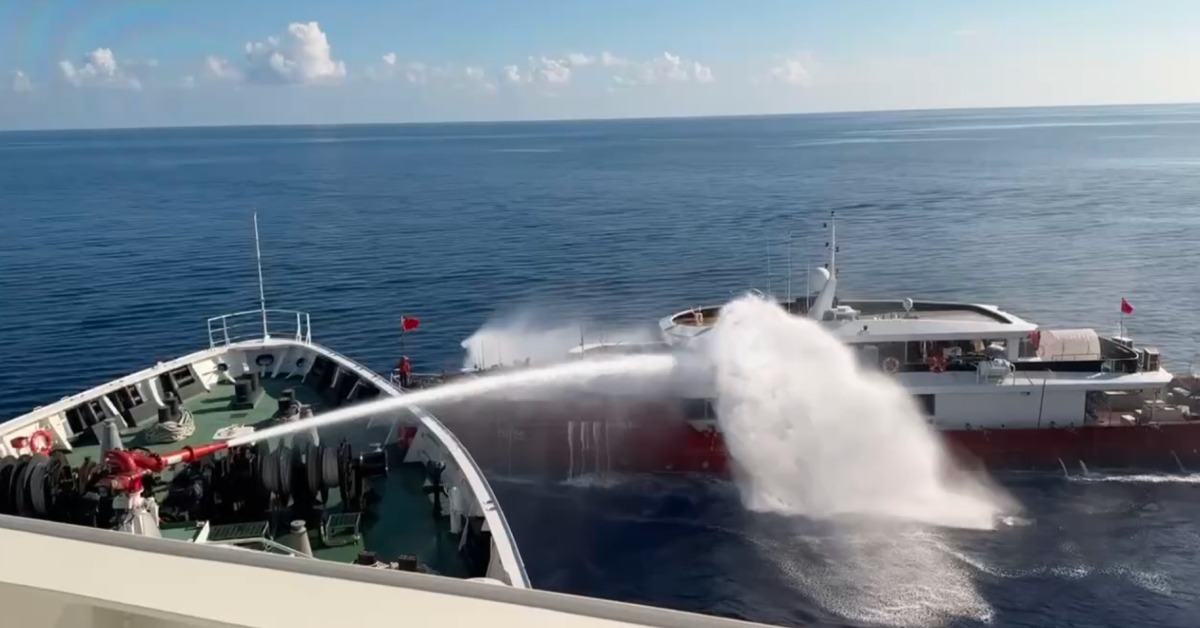 台灣東沙海域昨天有中國漁船越界,海巡「雲林艦」連續廣播3次驅離無效後,改採水砲噴向駕艙驅離。(海巡署提供)