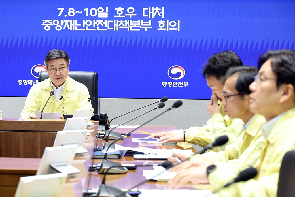 行政安全部長官尹浩主持應變會議。(翻攝自南韓中央災害安全對策本部網站)