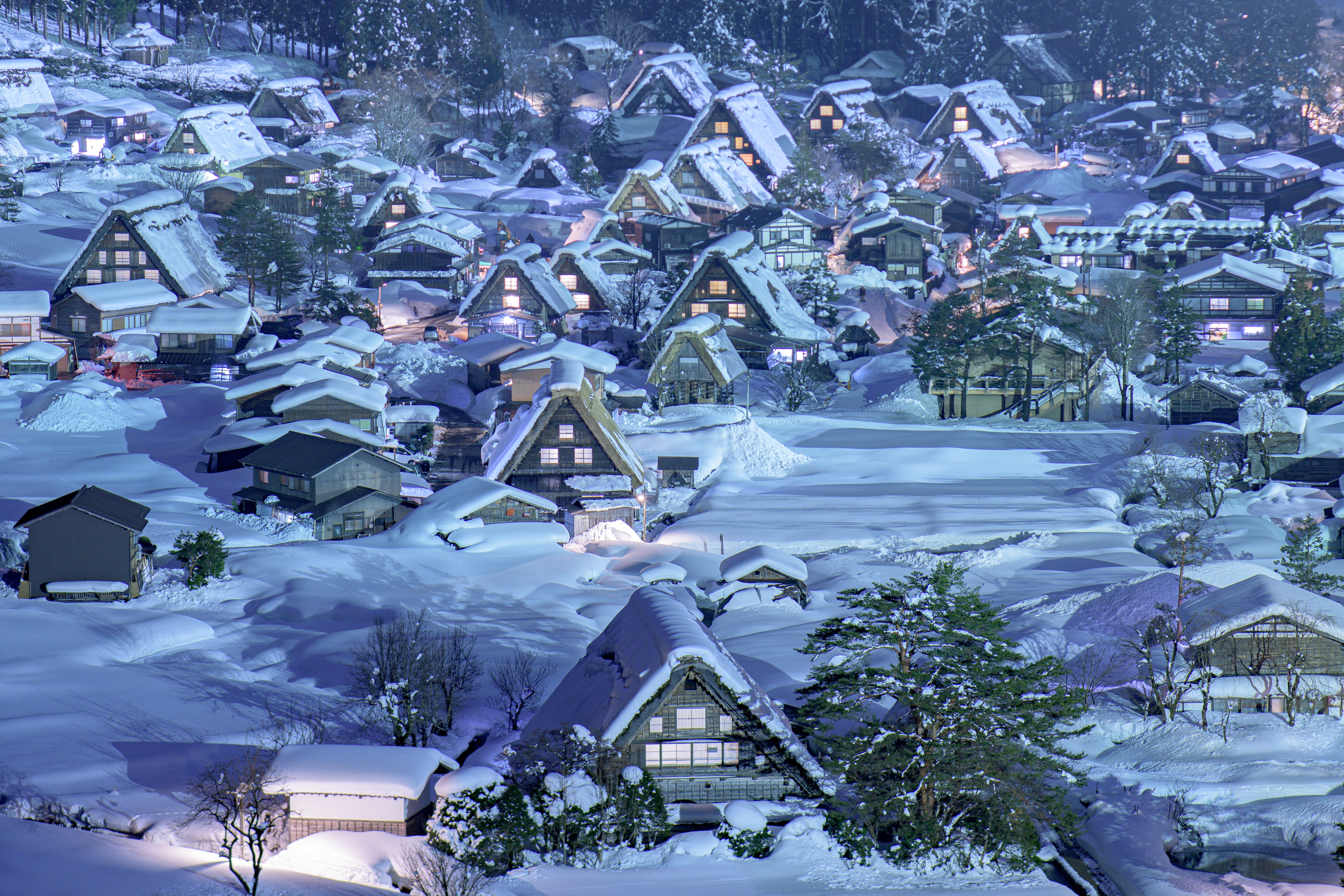 2026年雪季即將來臨,到日本看雪有許多選擇,例如當大雪落在白川鄉的合掌造聚落,眼前剎時變成童話世界,讓人只想置身其中。(界奧飛驒提供)