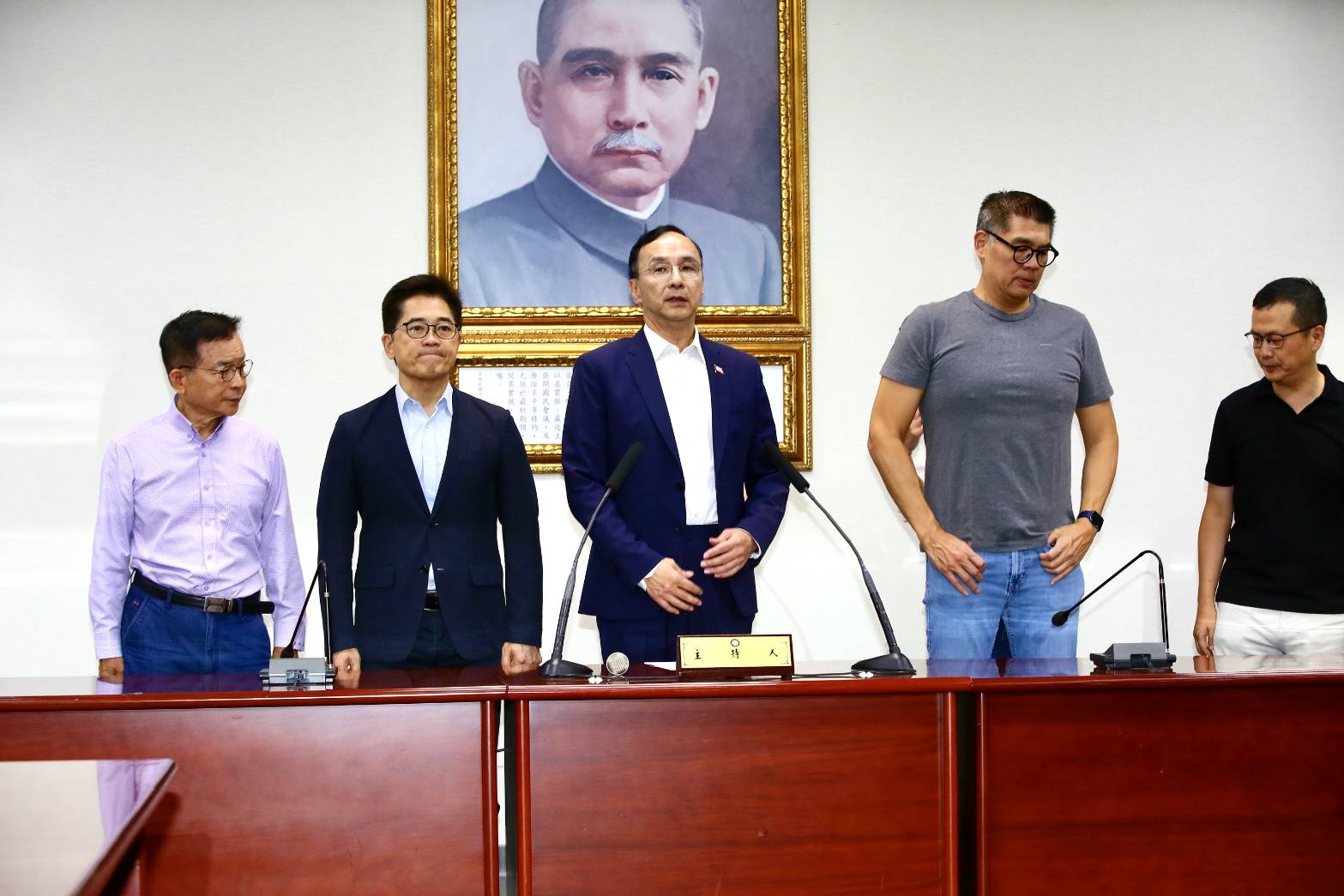 國民黨主席朱立倫稍早率北市五席藍委,在國民黨中央黨部舉行記者會,發表公開談話。