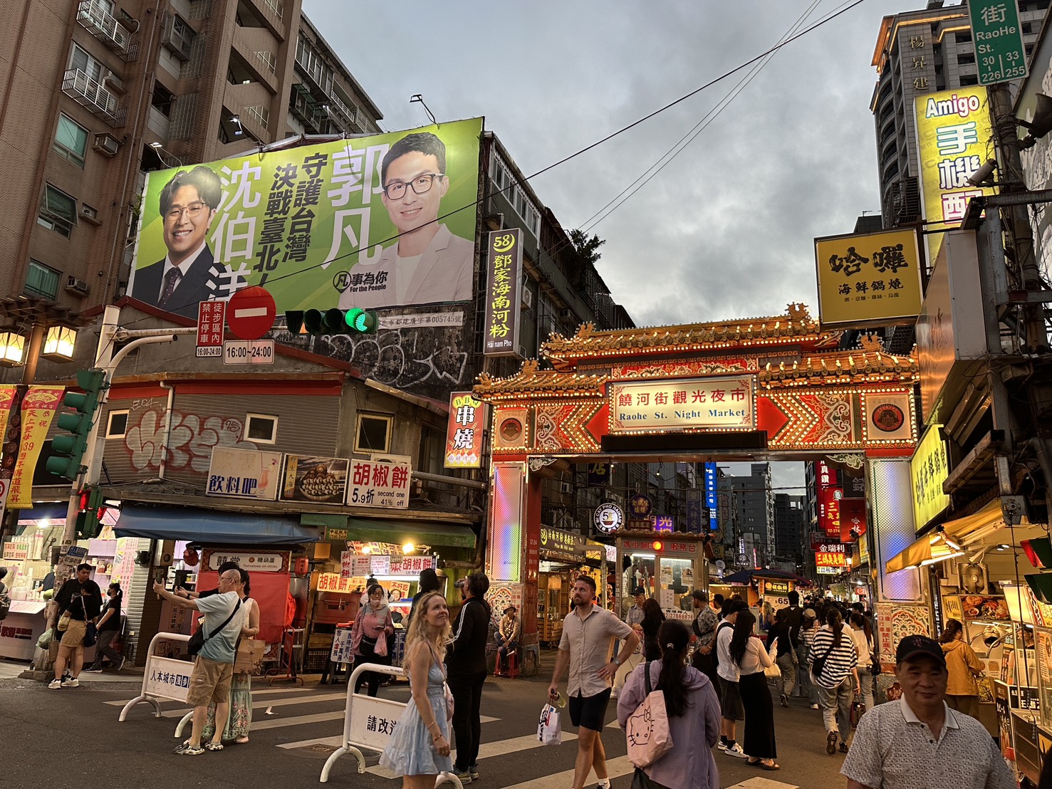 沈伯洋近日走訪各大夜市,引發「洋流」熱潮,傳出饒河夜市有攤商因為懸掛其標語而被關切,市場處發函管委會也引發爭議。(陳凱俊攝)