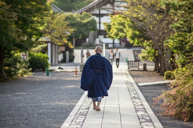 日本佐賀縣擁有650年歷史的「圓通寺」慘遭付之一炬。縱火犯竟是寺內28歲的見習和尚森永吉。(示意圖,photo-ac)