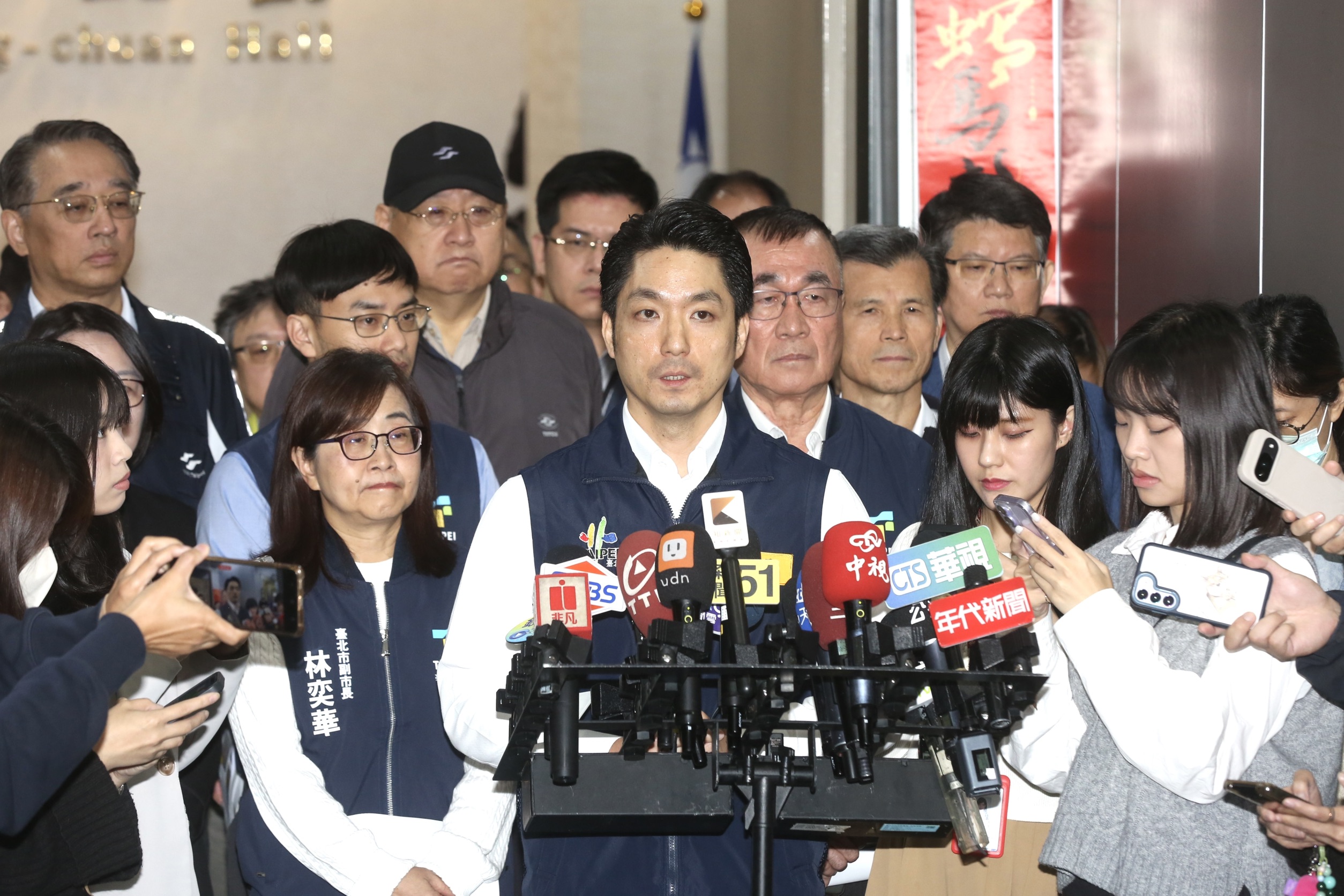蔣萬安表示除了500萬元理賠,市府會再給予余家昶600萬元撫恤金,並向中央申請褒揚令,協助余先生入祀忠烈祠。(鏡報董孟航)