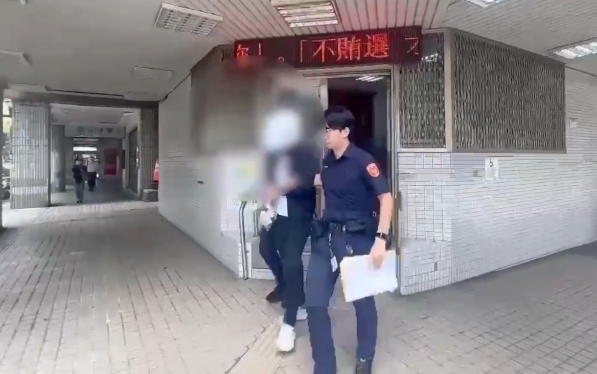 許男酒駕遇警方攔檢,二度衝撞員警,最後躲進酒店內遭逮捕送辦。翻攝畫面