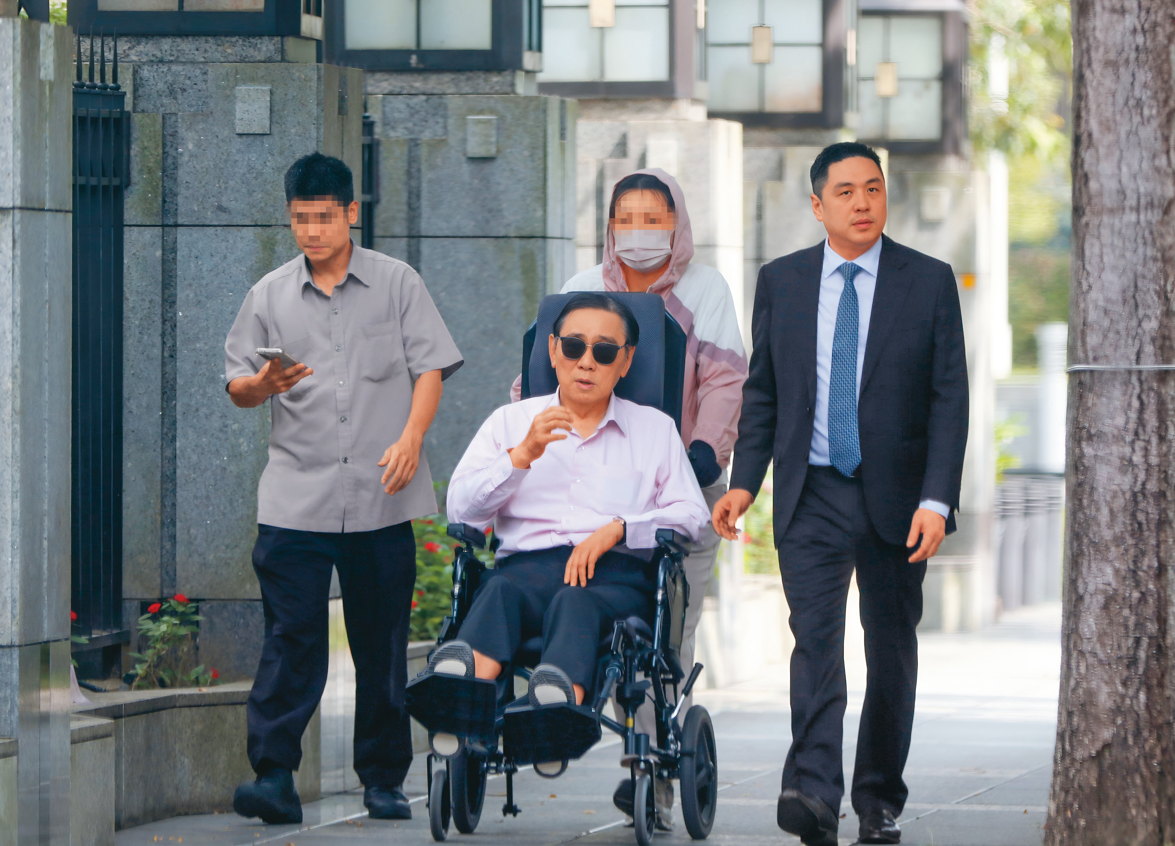 10月14日12:19,王文洋(左二)身邊跟著兒子王泉仁(右一)、幫傭與保鑣,一行人聲勢浩大地出門散步。