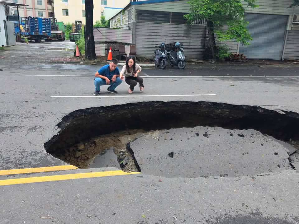 高雄楠梓區芎林路100號路上出現超大天坑。(翻攝自白喬茵臉書)