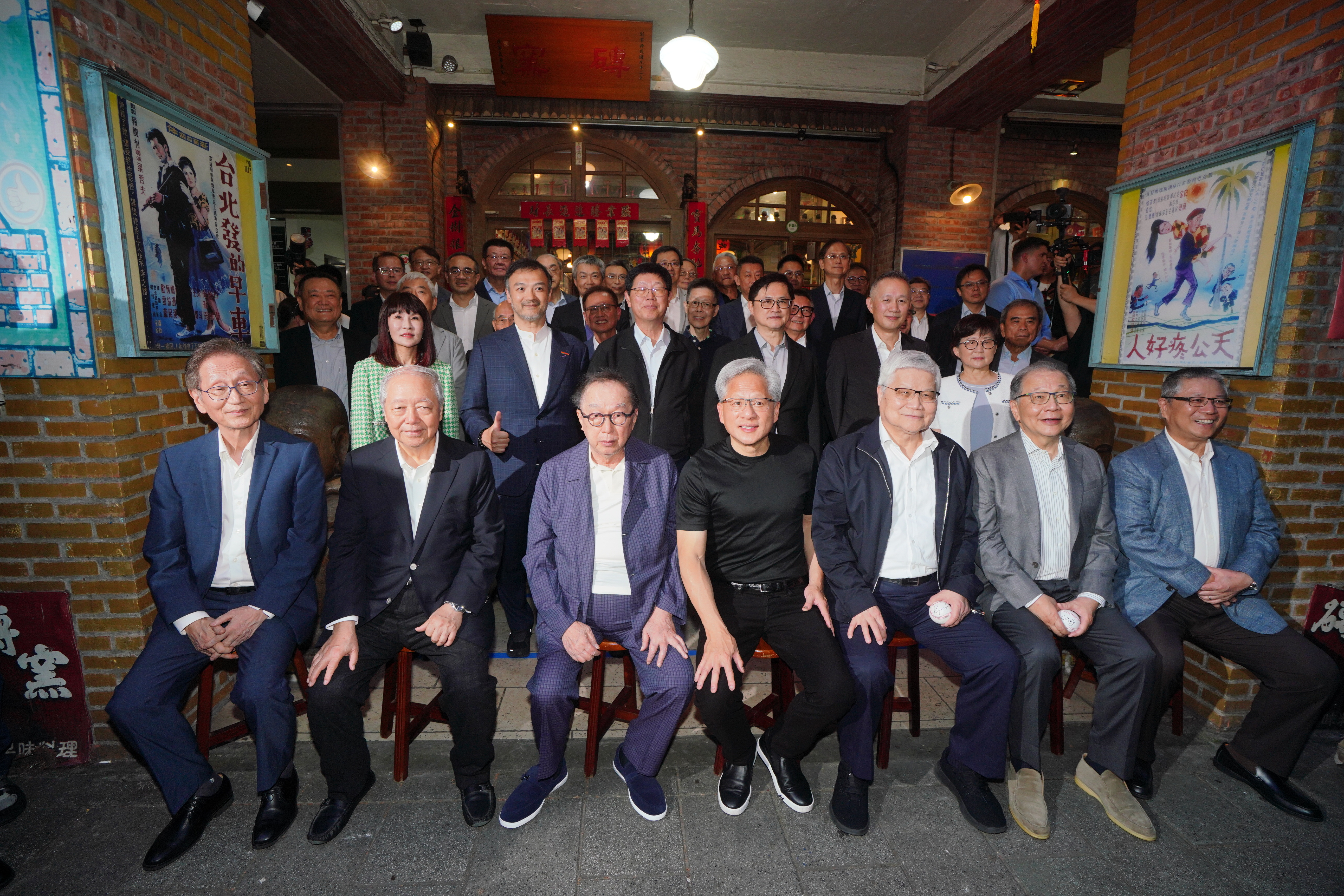 黃仁勳表示,台灣確實面臨能源供應與土地資源等挑戰,但在先進製造領域累積的能力與經驗,至今仍難以被其他地區複製。