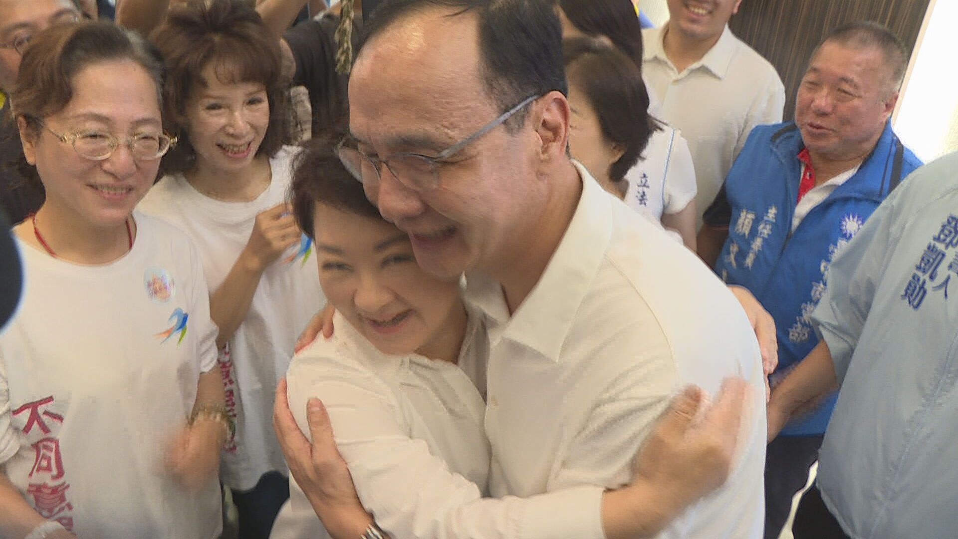 盧秀燕今一見到黨主席朱立倫,立即上前熱情相擁。