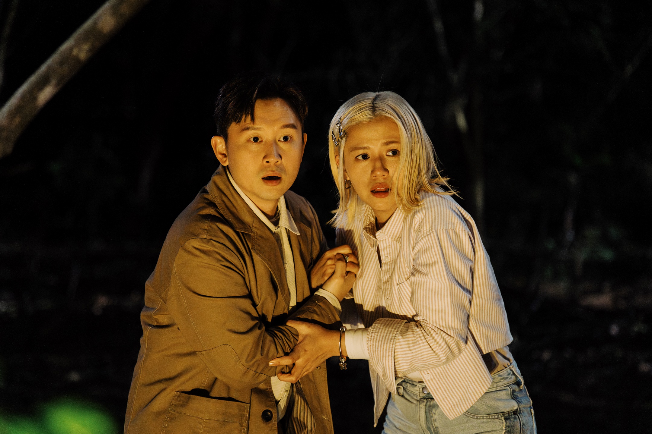 香港喜劇《UFO離奇命案》由楊偲泳(右)、凌文龍(左)等人共同演出。(華映提供)