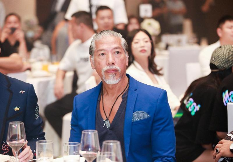 張耀揚2020年現身香港參加一場設計師品牌發布會,當時還未60歲的他已經髮鬚皆白,老了不少。(翻攝自娛樂星社長微博)