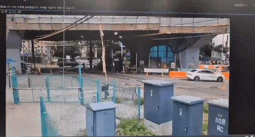 首爾西小門高架道路拆除現場坍塌釀3死3傷,驚悚畫面曝光。(翻攝自X@King_James_Kim)