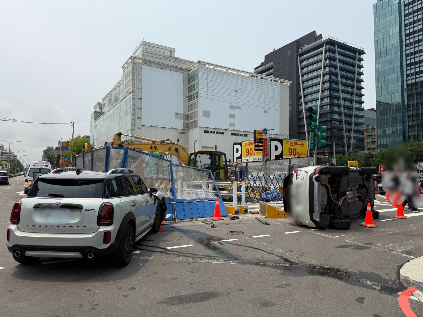 休旅車疑闖紅燈撞前車,路上「90度翻覆」。(警方提供)
