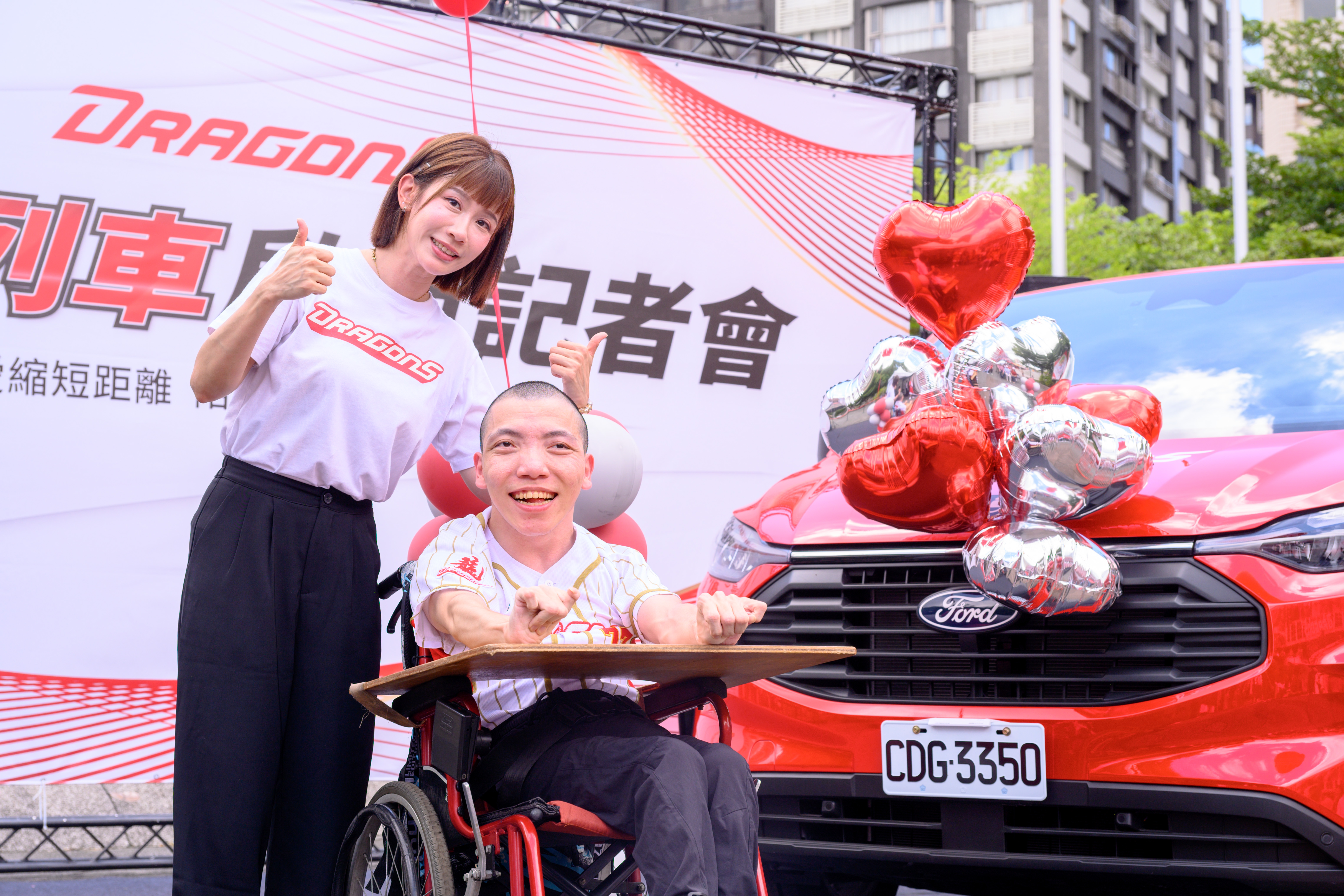 「龍躍列車」首位圓夢者翔翔與其姊琪琪(味全龍球團提供)