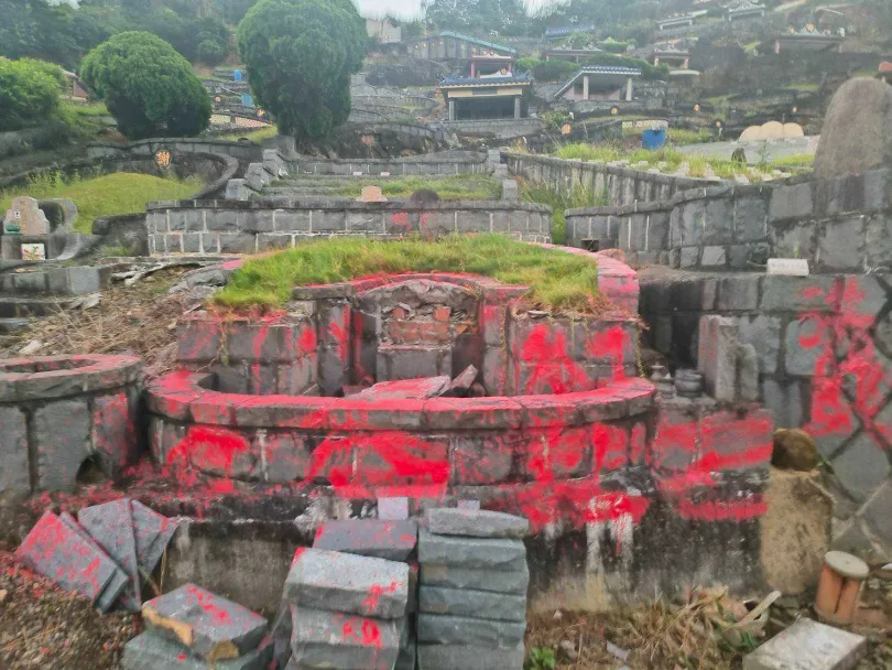 為搶墓地...砸墳綁架骨灰現世報？主嫌精神異常　黑道男爆2親人「接連離奇猝逝」